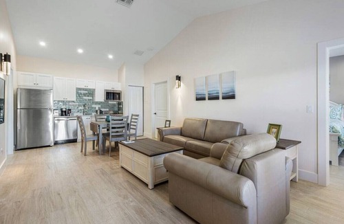 Singer Island Apartment | Bermuda Bungalows #1 🌴🏄‍♀️Quick Walk to Public Beach 🏊🩴Pool/Spa On-Site 🏖️🌅Downtown Singer Island 🌊😎Walk to Restuarants, Bars, Shops 🐬🌞Free On-Site Parking!