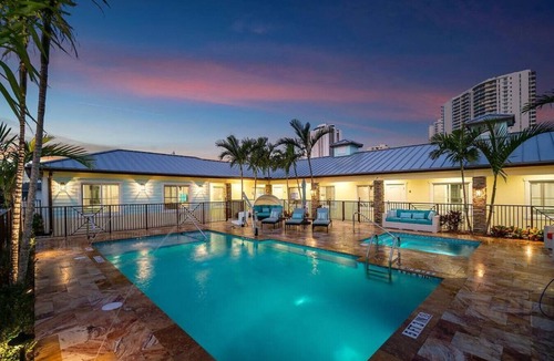 Singer Island Apartment | Bermuda Bungalows #1 🌴🏄‍♀️Quick Walk to Public Beach 🏊🩴Pool/Spa On-Site 🏖️🌅Downtown Singer Island 🌊😎Walk to Restuarants, Bars, Shops 🐬🌞Free On-Site Parking!