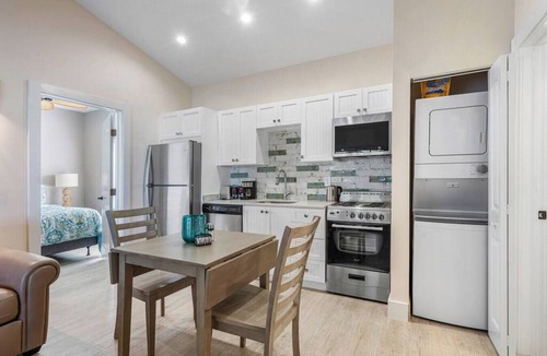 Singer Island Apartment | Bermuda Bungalows #2 🌴🏄‍♀️Quick Walk to Public Beach 🏊🩴Pool/Spa On-Site 🏖️🌅Downtown Singer Island 🌊😎Walk to Restuarants, Bars, Shops 🐬🌞Free On-Site Parking!