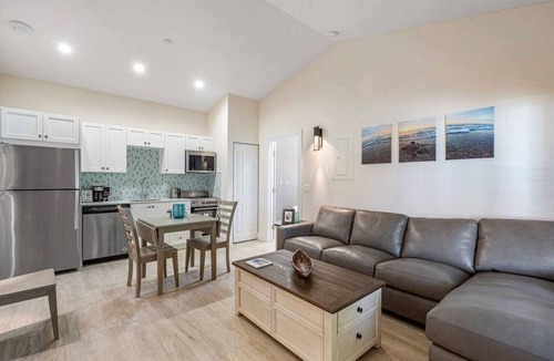 Singer Island Apartment | Bermuda Bungalows #3 🌴🏄‍♀️Quick Walk to Public Beach 🏊🩴Pool/Spa On-Site 🏖️🌅Downtown Singer Island 🌊😎Walk to Restuarants, Bars, Shops 🐬🌞Free On-Site Parking!