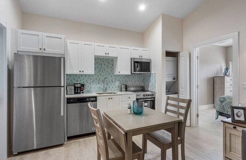 Singer Island Apartment | Bermuda Bungalows #3 🌴🏄‍♀️Quick Walk to Public Beach 🏊🩴Pool/Spa On-Site 🏖️🌅Downtown Singer Island 🌊😎Walk to Restuarants, Bars, Shops 🐬🌞Free On-Site Parking!