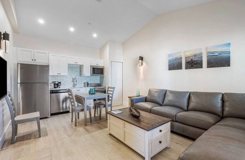 Singer Island Apartment | Bermuda Bungalows #5 🌴🏄‍♀️Quick Walk to Public Beach 🏊🩴Pool/Spa On-Site 🏖️🌅Downtown Singer Island 🌊😎Walk to Restuarants, Bars, Shops 🐬🌞Free On-Site Parking!