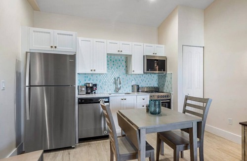 Singer Island Apartment | Bermuda Bungalows #5 🌴🏄‍♀️Quick Walk to Public Beach 🏊🩴Pool/Spa On-Site 🏖️🌅Downtown Singer Island 🌊😎Walk to Restuarants, Bars, Shops 🐬🌞Free On-Site Parking!