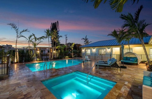 Singer Island Apartment | Bermuda Bungalows #5 🌴🏄‍♀️Quick Walk to Public Beach 🏊🩴Pool/Spa On-Site 🏖️🌅Downtown Singer Island 🌊😎Walk to Restuarants, Bars, Shops 🐬🌞Free On-Site Parking!