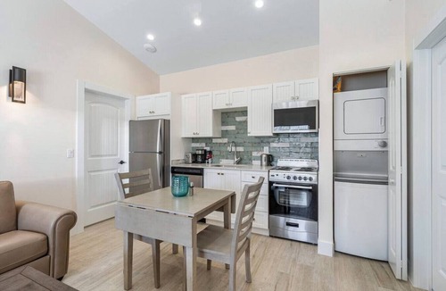 Singer Island Apartment | Bermuda Bungalows #6 🌴🏄‍♀️Quick Walk to Public Beach 🏊🩴Pool/Spa On-Site 🏖️🌅Downtown Singer Island 🌊😎Walk to Restuarants, Bars, Shops 🐬🌞Free On-Site Parking!