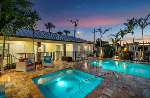 Singer Island Apartment | Bermuda Bungalows #6 🌴🏄‍♀️Quick Walk to Public Beach 🏊🩴Pool/Spa On-Site 🏖️🌅Downtown Singer Island 🌊😎Walk to Restuarants, Bars, Shops 🐬🌞Free On-Site Parking!