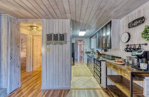 Raccoon Ridge Cabin | Best Aska Location, River Views, Hot tub & Games