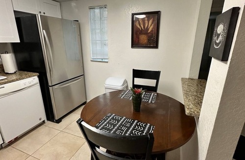 Heritage Oak Park Apartment | Best condo near every thing all updated
