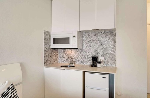Flamingo/Lummus Condo | Best location by the Beach ! Free WiFi - TV - All amenities