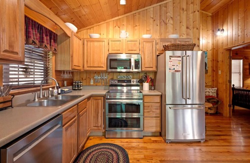 Sevierville Cabin | Best Location/HotTub/Resort Pool/Game Rm/Fast WiFi Dollywood 2 minutes away!
