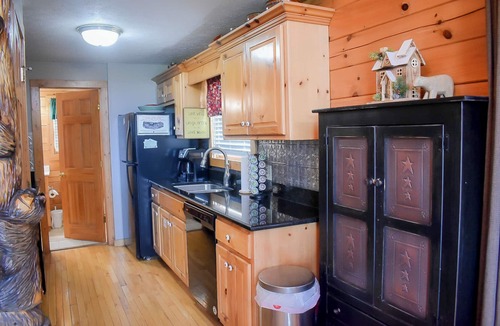 Black Bear Falls Cabin | Best Mt Views! 3 K Suites on 3 Levels! HOT TUB, ARCADE, BILLIARDS! Open 8/8-8.15