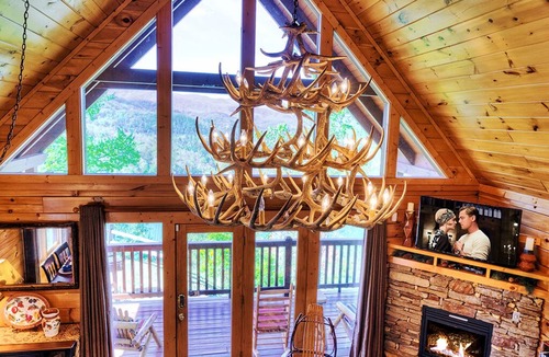 Black Bear Falls Cabin | Best Mt Views! 3 K Suites on 3 Levels! HOT TUB, ARCADE, BILLIARDS! Open 8/8-8.15