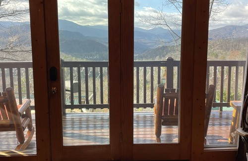 Black Bear Falls Cabin | Best Mt Views! 3 K Suites on 3 Levels! HOT TUB, ARCADE, BILLIARDS! Open 8/8-8.15