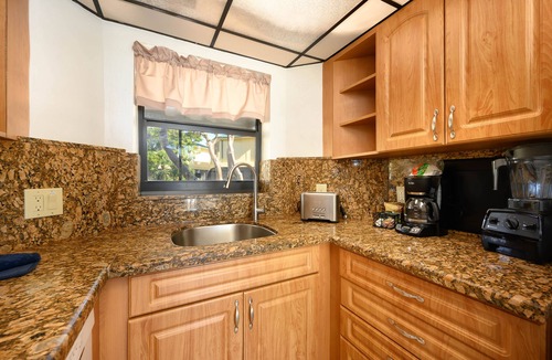 Marathon Villa | BG Beach Front villa Pool Beach Dock Ocean Sleeps 6 W&D Kitchen Parking WiFi BBQ