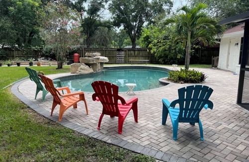 East County Civic Group House | Big Pool, Yard & Pet friendly