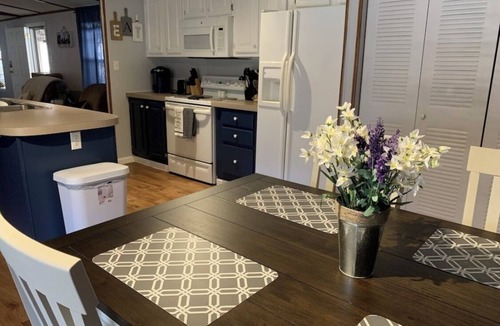Flat Hollow Marina House | Big Private Dock! 3 BRM, 2 Bath house 64 steps from the water, WIFI