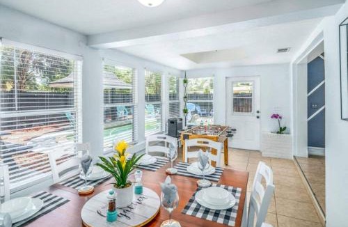 Melbourne House | Big Savings! 5br Poolside