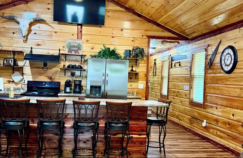 Strunk Cabin | 𝐁𝐢𝐠 𝐒𝐨𝐮𝐭𝐡 𝐅𝐨𝐫𝐤 Retreat! Excellent Location Private WIFI~ Enjoy 𝐓𝐫𝐞𝐞 𝐓𝐨𝐩 𝐋𝐨𝐝𝐠𝐞!