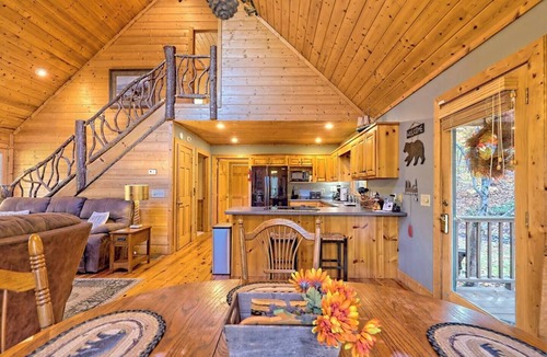 Hiawassee Cabin | Black Bear Cabin by Chatuge Home Concierge | Hot Tub · Pool Table