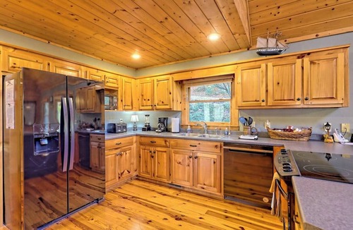 Hiawassee Cabin | Black Bear Cabin by Chatuge Home Concierge | Hot Tub · Pool Table