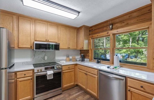 Highlands Hills House | Black Pines: 5 Min to Downtown Highlands | Apple Lake Access | Pet-Friendly Retreat