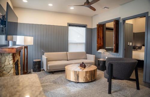 Bronson Hotel | Black Prong Resort