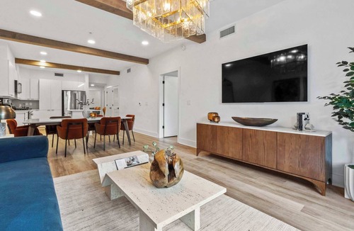 Castleberry Hill Apartment | Bleau Vine Suite Minutes away from Mercedes Benz