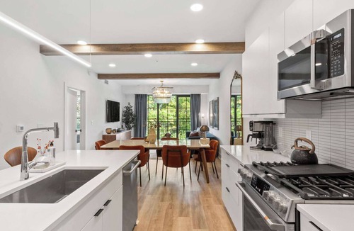 Castleberry Hill Apartment | Bleau Vine Suite Minutes away from Mercedes Benz