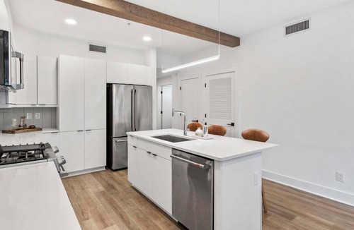 Castleberry Hill Apartment | Bleau Vine Suite Minutes away from Mercedes Benz