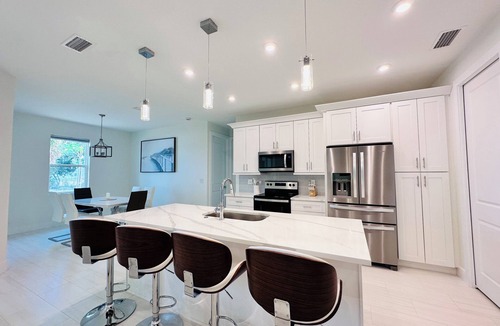 South Venice House | BlessedVeniceOasis, Luxury Beach House - 5 Minutes to Beach, Brand New!