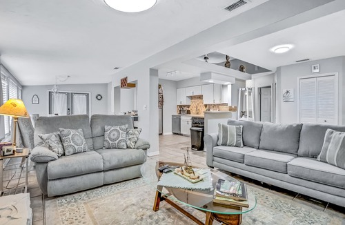 Greater Pinellas Point House | Blooming oasis near the ocean with a hot tub, adult bikes & grill - dog-friendly