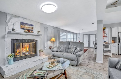Greater Pinellas Point House | Blooming oasis near the ocean with a hot tub, adult bikes & grill - dog-friendly