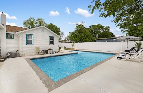 Villas House | Blue Bird Cottage. Steps from the Bay, Complete with an INGROUND POOL and PET FRIENDLY!