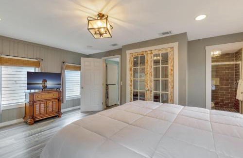 South Pensacola House | Blue Cottage, Close to Downtown & Bases!