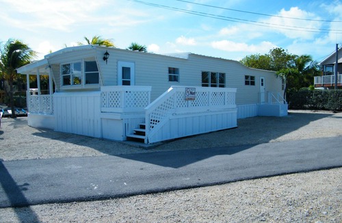 Marathon Cottage | Blue Isle Gem II- Gulf of America in the front yard