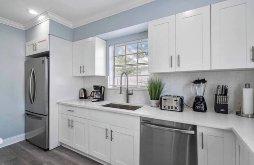 Old Northwood House | Blue Lagoon - Heated Pool, Mins to WPB + DT