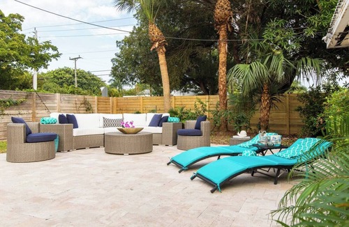 Old Northwood House | Blue Lagoon - Heated Pool, Mins to WPB + DT