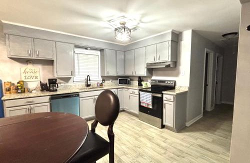 Brownsville House | Blue Oval 10 Min - Country Home 3 Bed 1 Bath-Sleeps 5-6