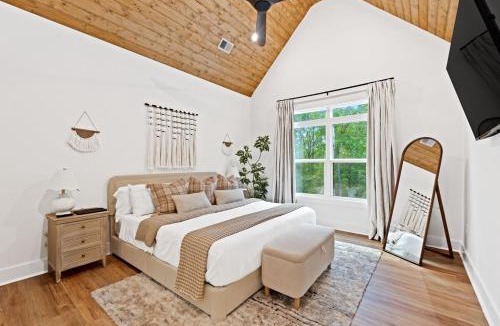 Westminster House | Blue owl Lakefront Cabin Hot Tub Mini Golf Fire Place Petfriendly