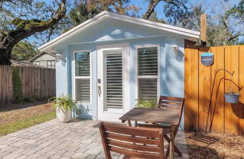 Avondale Apartment | Blue Palm Cottage | Team Joseph Ellen