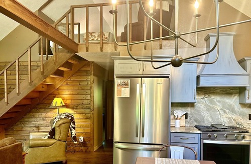 Burnsville House | Blue Ridge Cabin | Mountain Views · Fire Pit · King Beds · 40 Min to Asheville