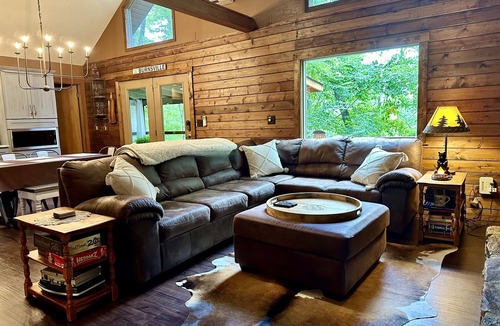Burnsville House | Blue Ridge Cabin | Mountain Views · Fire Pit · King Beds · 40 Min to Asheville