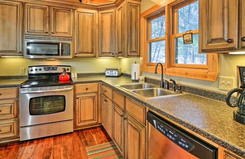 Cashes Valley Cabin | Blue Ridge Cabin w/Wooded Views, Deck & Hot Tub!