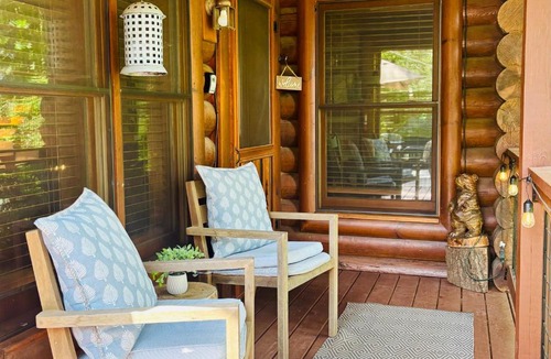 Blue Ridge Ski Chalet | Blue Ridge Cozy Cabin King Bed Hot Tub & Dog Friendly