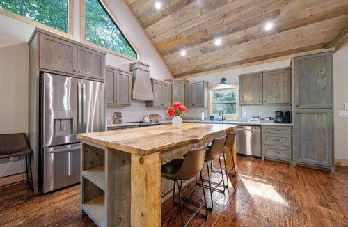 McCaysville Ski Chalet | BLUE RIDGE! Hot Tub! Fire Pit! Air Hockey! FAST Wi-Fi! S'mores!