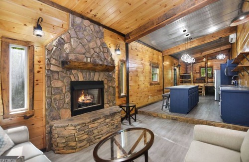 Cherry Log Cabin | BLUE RIDGE MOUNTAINS BARNDOMINIUM nCozy 2-bedroom cabin in charming Cherry Log