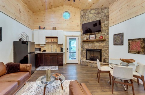 Epworth House | Blue Ridge Mountainside Cottage w/Fire Pit!