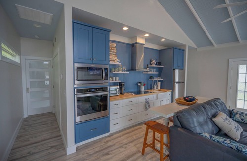 Southmont House | Blue View charming lakeside cottage with large deck and beautiful lake views