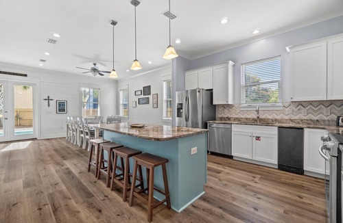 Frangista Beach House | ☀️ Blue Yonder | 6-Seat Golf Cart | Heated Pool* | VIP Package