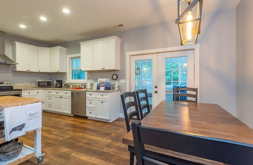 Black Mountain House | Blueberry Grove | Pet Friendly Blueberry Farm Walking Distance to Town!